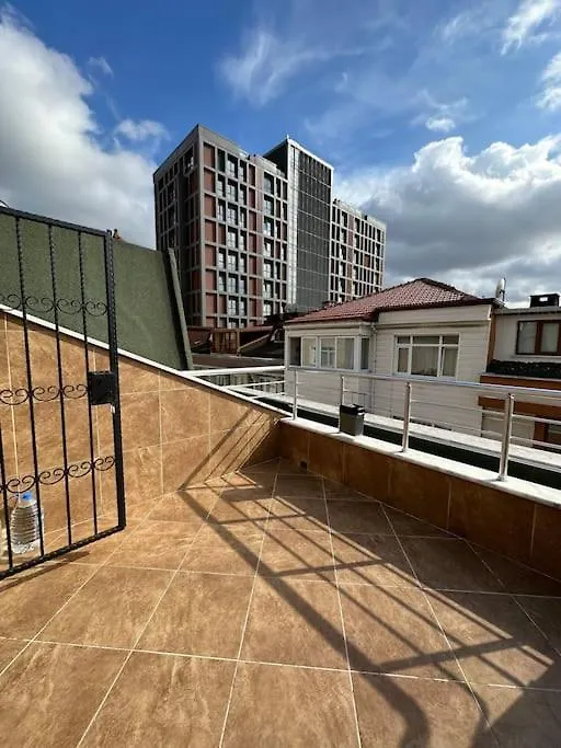 Dublex Roof Top With Ac, Perfect Location Istanboel Appartement
